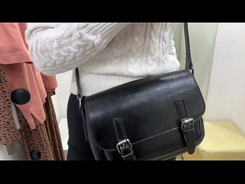 ❤️ Masturbazzjoni pubblika tal-kelba żagħżugħa FeralBerry b'dildo fil-kamra tal-armar ❤️ Video anali f'mt.xxxshake.ru