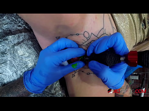 ❤️ Il-hottie tatwaġġjata ħafna Sully Savage għamlet tatwaġġ fuq il-klitoris tagħha ❤️ Video anali f'mt.xxxshake.ru