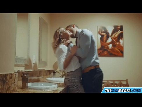 ❤️ Meta blonda busty seduces f'kamra tal-banju pubbliku ❤️ Video anali f'mt.xxxshake.ru